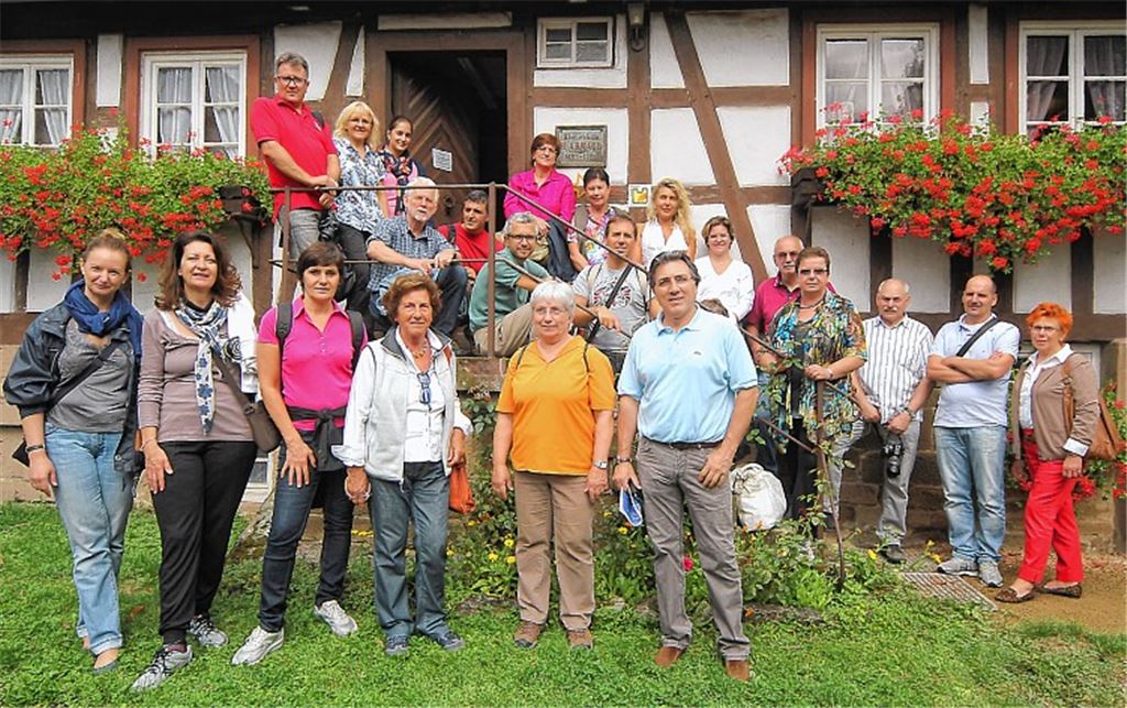 Während ihres Straßenfestbesuchs wird der Delegation aus der Partnerstadt Bassano del Grappa auch ein kleines touristisches Rahmenprogramm geboten. Hintergründe über die Waldenserbewegung erfahren die Gäste beim Besuch des Henri-Arnaud-Hauses in Schönenberg. Foto: Kollros
