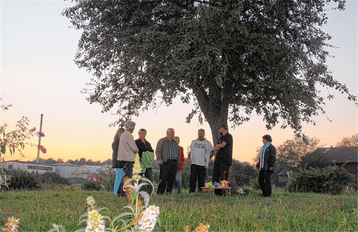 Während im Gemeinderat die Idee einer Petition diskutiert wird, treffen sich Lomersheimer mit Kerzen am Birnbaum auf dem Kreisel. Foto: Franz