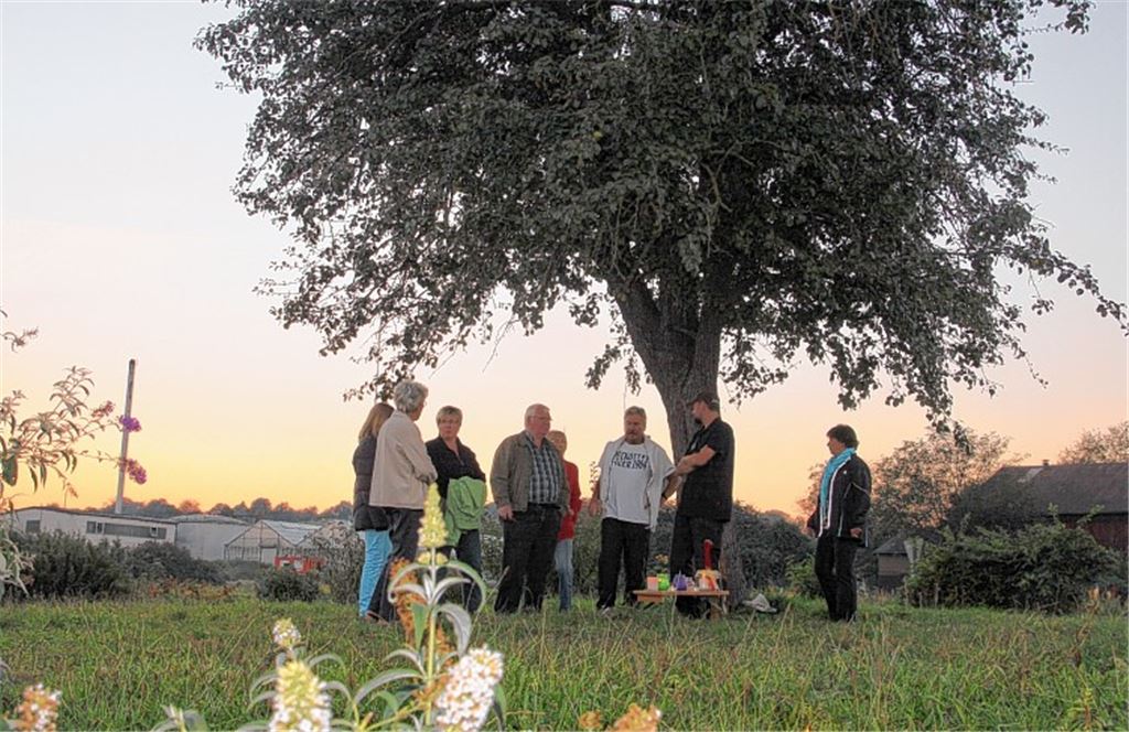 Während im Gemeinderat die Idee einer Petition diskutiert wird, treffen sich Lomersheimer mit Kerzen am Birnbaum auf dem Kreisel. Foto: Franz