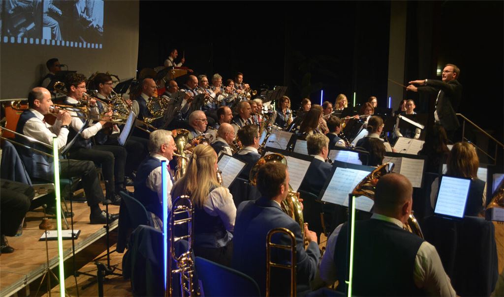 Während im Hintergrund Bilder von früher gezeigt werden, zeigen die Musikerinnen und Musiker des MV Illingen beim Jahreskonzert einmal mehr, was in ihnen steckt. Fotos: Stahlfeld