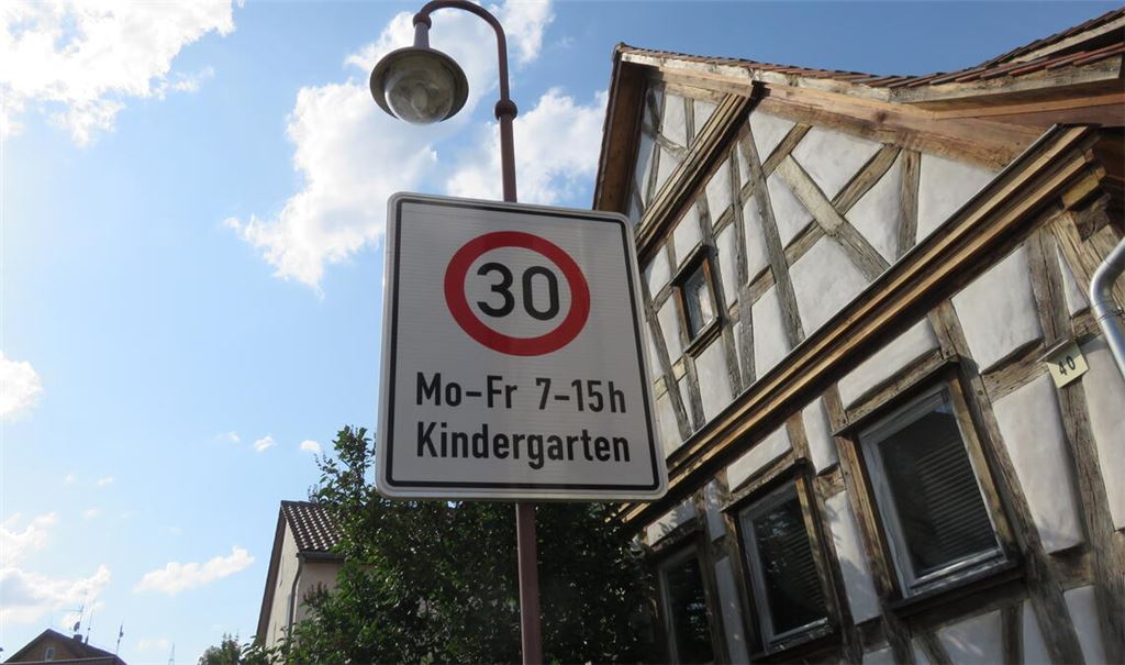 Während in Mühlacker aus Lärmschutzgründen neue Tempo-30-Regelungen gelten, dauert anderswo wie hier in Kleinvillars das Warten auf Tempobremsen oder deren Ausweitung an. Foto: Archiv