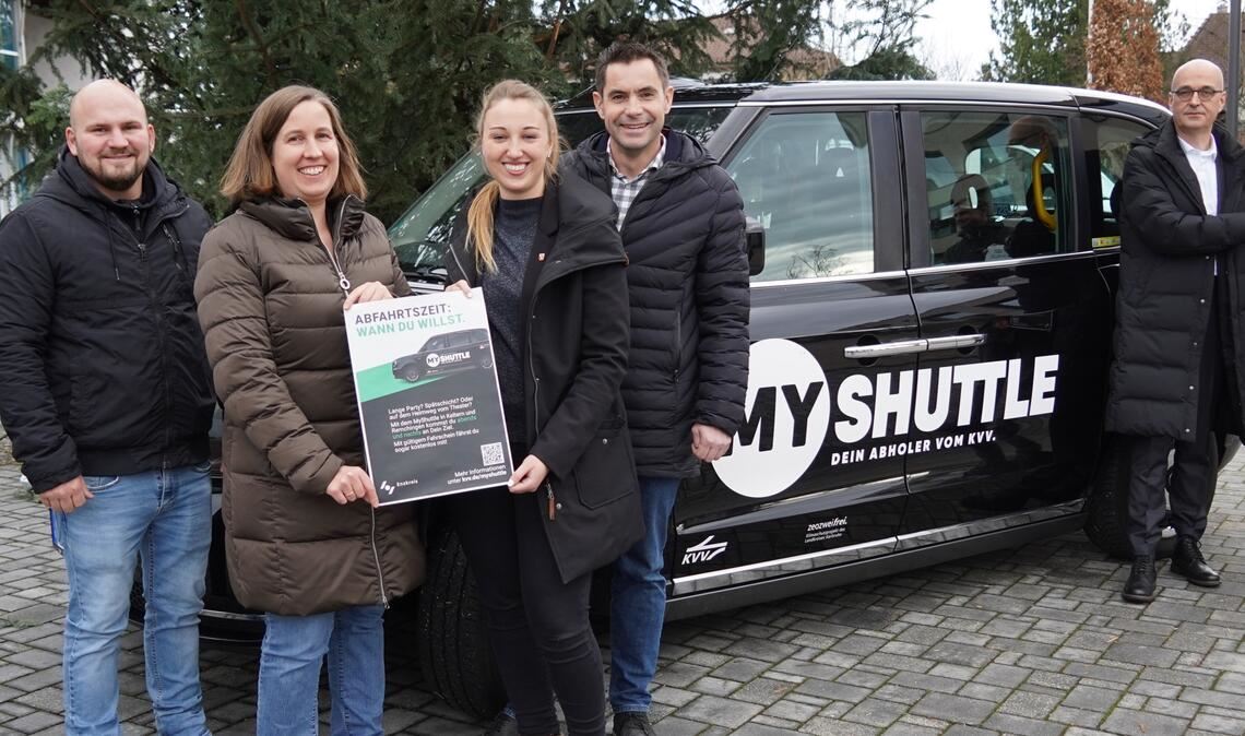 Während in Mühlacker noch über mögliche neue Angebote als Ersatz für das Anrufsammeltaxi diskutiert wird, startet in Remchingen ein zusätzliches Angebot für den öffentlichen Personennahverkehr: Luisa Betzga, Rafael Müller, Hilde Neidhardt, Julia Wieland, Steffen Bochinger, Olaf Strotkötter, Dirk Holl und Sven Besser (v.li.) freuen sich auf den Start des Projekts „MyShuttle“. Foto: Roller