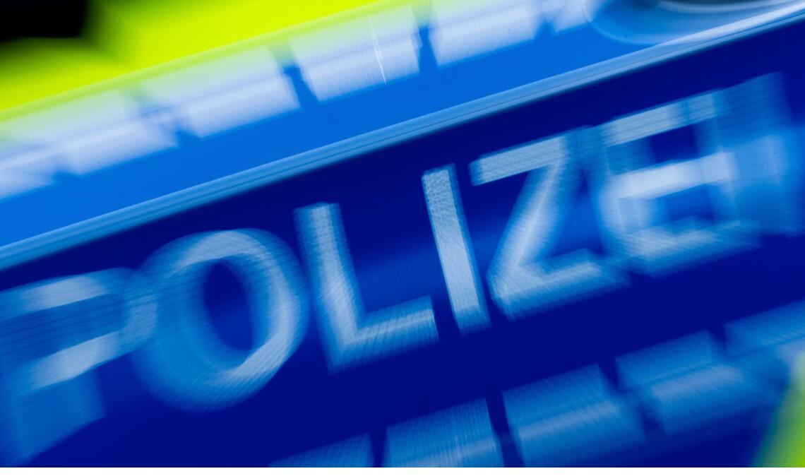 Während seiner Flucht fuhr der Mann mehrfach viel zu schnell. (Symbolbild)