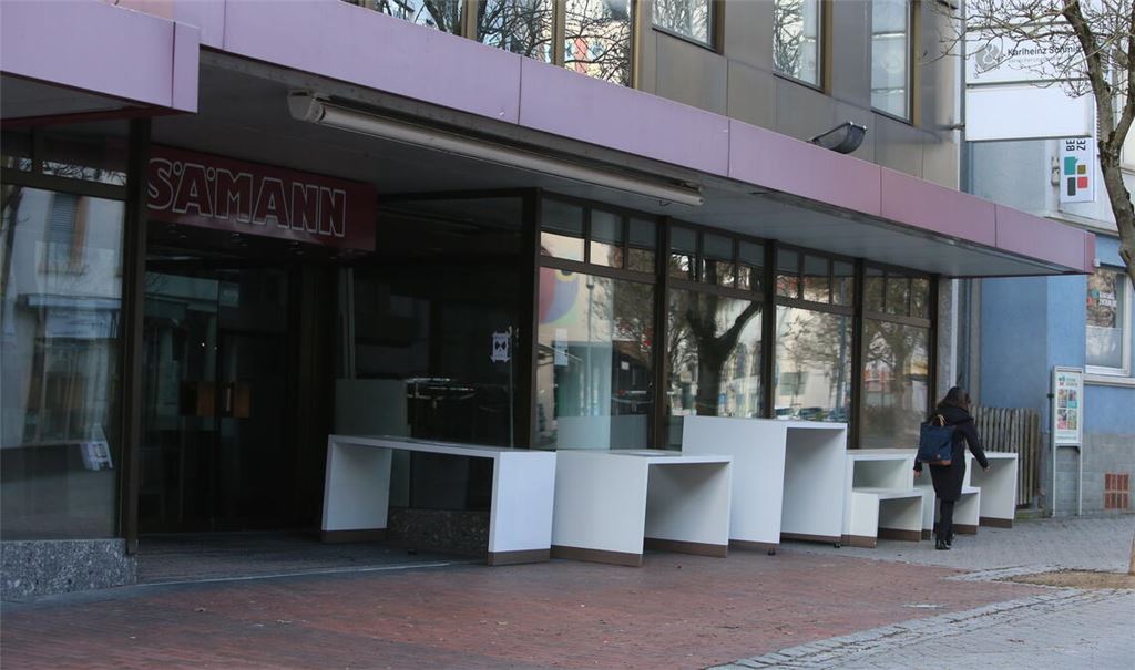 Während sich das ehemalige Kaufhaus Sämann in eine Woolworth-Filiale verwandelt, wird auch noch versucht, ausgedientes Mobiliar zu verkaufen. Fotos: Deeg
