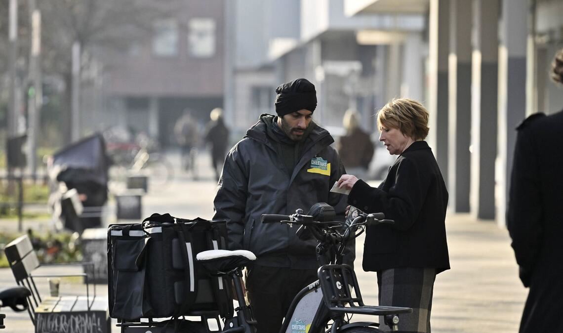 Währenddessen kann Susanne Bonard (Corinna Harfouch, re) den Fahrradkurier Nil Kumara (Ajay Paul, li), der den Toten kannte, dazu bringen, mit ihr zu sprechen.