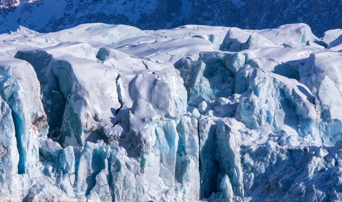 Wände aus blauem Eis, aufgenommen am 9. April 2015 an der Kongsfjord-Gletscherfront im Polarmeer bei Ny-Ålesund auf Spitzbergen (Norwegen).