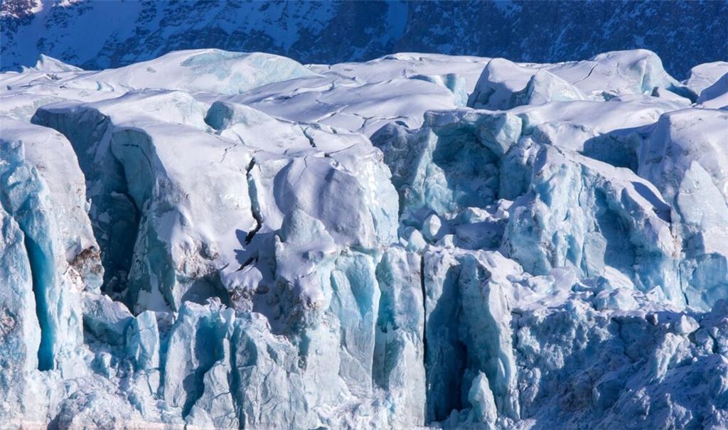 Wände aus blauem Eis, aufgenommen am 9. April 2015 an der Kongsfjord-Gletscherfront im Polarmeer bei Ny-Ålesund auf Spitzbergen (Norwegen).