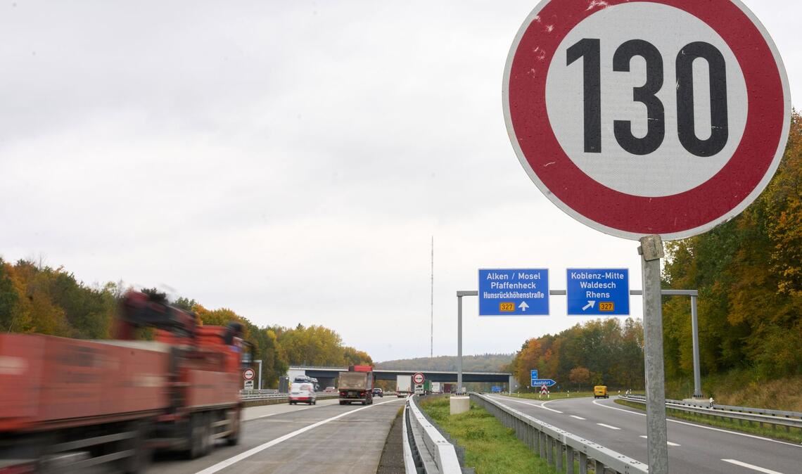 Wäre auch eine Möglichkeit, um Spritkosten zu sparen: ein Tempolimit.
