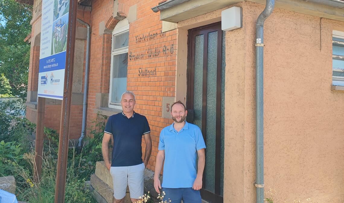 Wäre der Standort planungsrechtlich möglich? Ulrich Hagenbuch (li.) mit dem Großglattbacher Bäcker Jörg Dihlmann, der Interesse an einer Filiale in Dürrmenz hat. Foto: privat