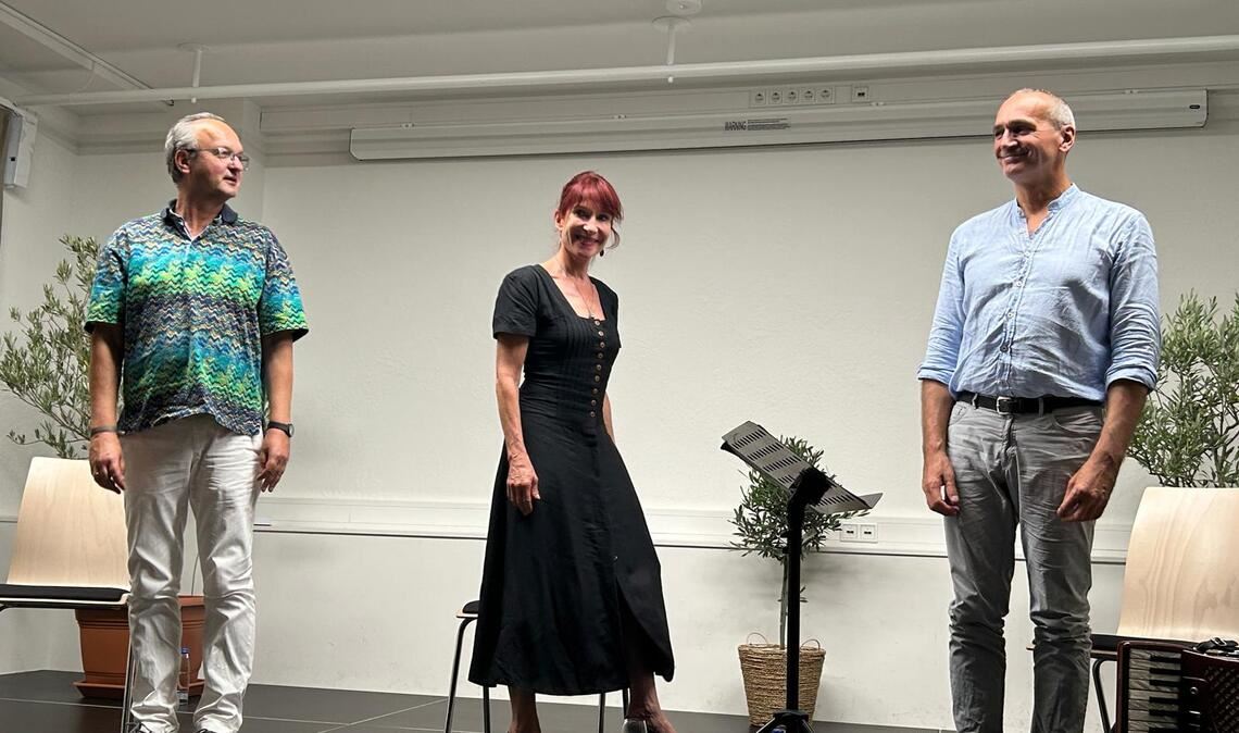 Dolce Vita in Knittlingen Wäre der„Faust“ zum Hit geworden, wenn Goethe vorher seine Schaffenskrise nicht überwunden hätte? Neuen Schwung hat ihm seine Italienreise beschert, und diese Inspiration verdeutlichen Dorothea Balzer, Frank Ackermann und Frank Eisele (re.). Foto: Weber