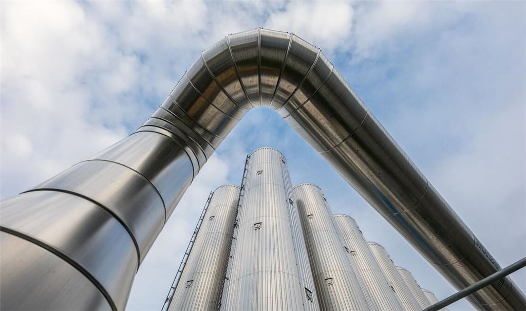Wärmespeicher mit einer Kapazität von insgesamt 300 Megawattstunden sowie ein Ausgleichsgefäß stehen auf dem Gelände des Heizkraftwerkes Cottbus.