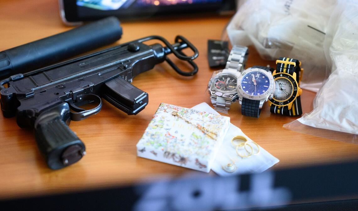Waffen, Drogen, Luxusuhren - der Zoll wird bei Verbrecherbanden immer wieder fündig.