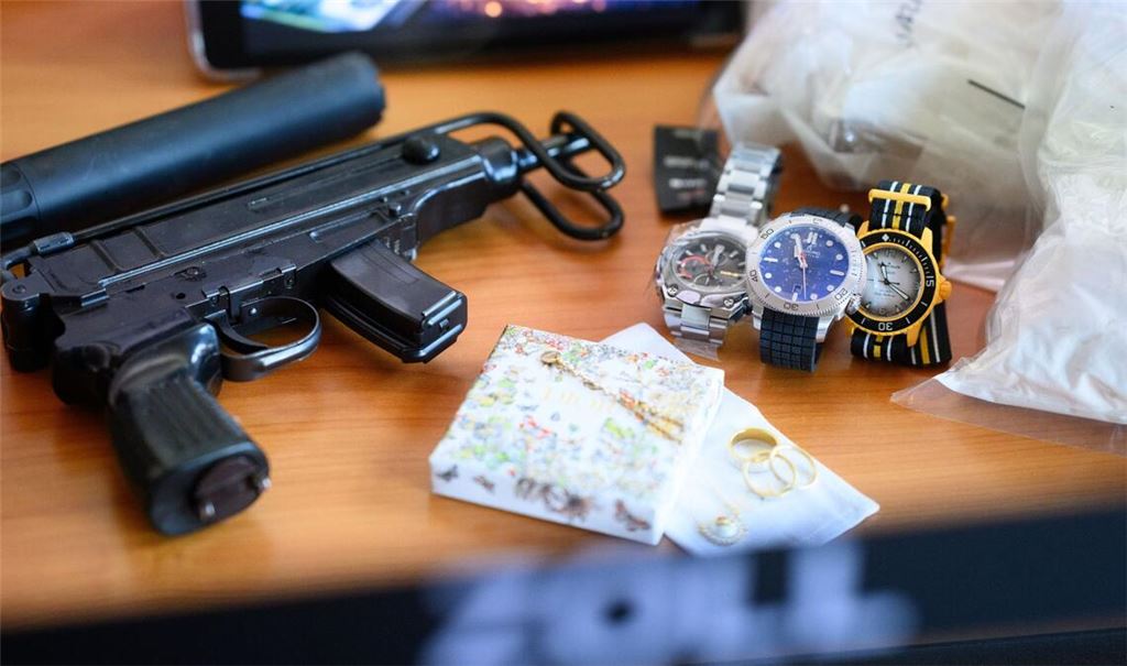 Waffen, Drogen, Luxusuhren - der Zoll wird bei Verbrecherbanden immer wieder fündig.