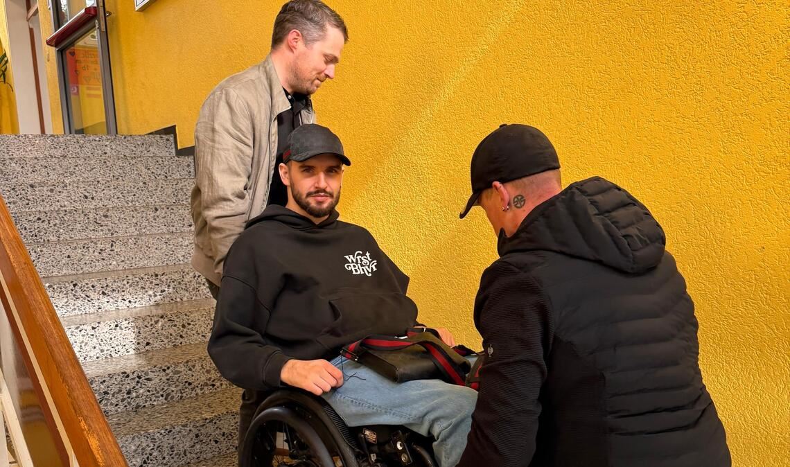 Stadt: Ein Viertel der Wahllokale ist nicht barrierefrei Wahl-Hilfe: Valentin Siegerist bekommt auf dem Weg zur Urne in der UvD-Schule Unterstützung von Freunden. Foto: privat