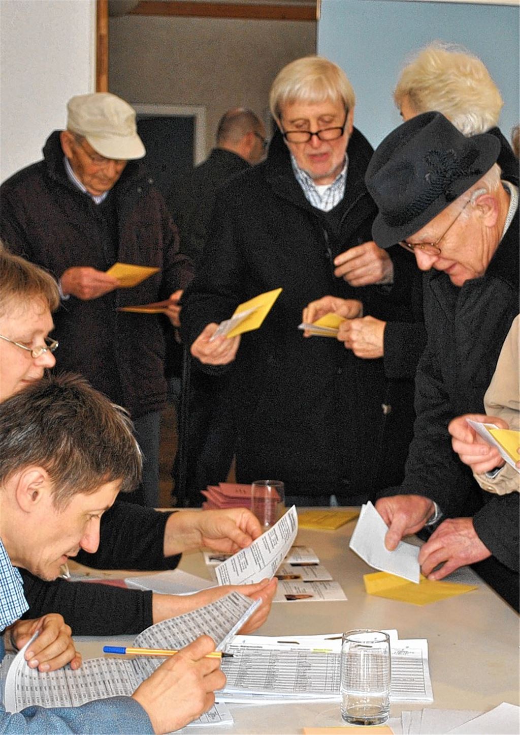 Wahlandrang nach der Kirche.