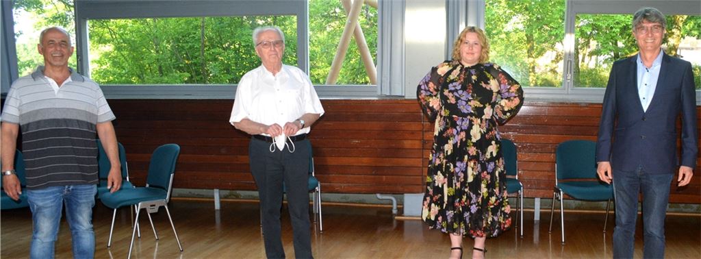 Wahlausschuss-Vorsitzender Winfried Scheuermann mit den Kandidaten Armin Pioch (re.), Michael Thomsen (li.) und Violetta Rehm. Foto: Stahlfeld