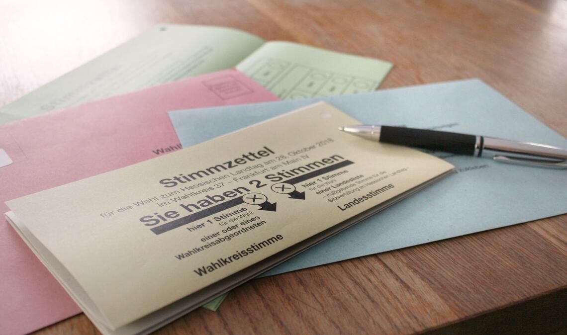 Wahlbrief, Stimmzettel und Erklärung – nur vollständig und fristgerecht abgegeben wird die Stimme gezählt. (Symbolbild)