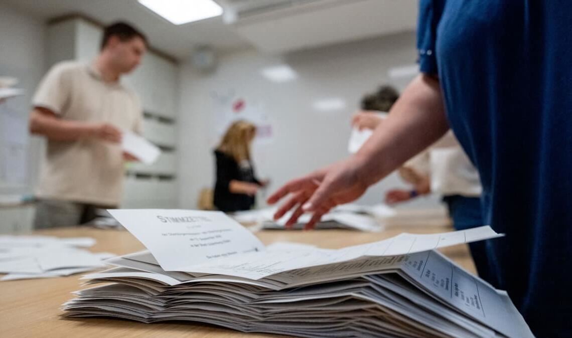 Wahlhelfer zählen in einem Wahllokal, das in einer Grundschule untergebracht ist, die Stimmzettel für die Kommunalwahl in Niedersachsen.