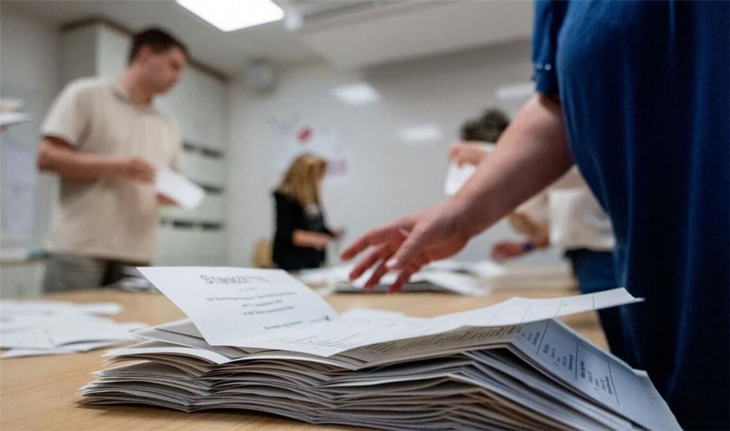 Wahlhelfer zählen in einem Wahllokal, das in einer Grundschule untergebracht ist, die Stimmzettel für die Kommunalwahl in Niedersachsen.