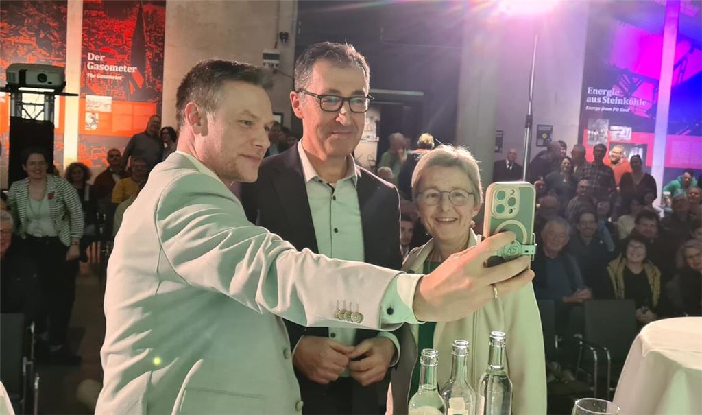 Wahlkampf-Selfie: Simon Schwarz, Cem Özdemir und Stefanie Seemann (v.li.). Foto: Metzbaur