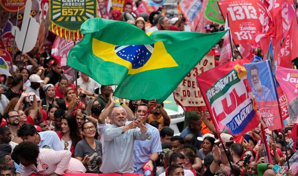 Wahlkampf in Brasilien: Der brasilianische Präsident Luiz Inacio Lula da Silva (M.), der sich um die Wiederwahl bewirbt, schwenkt während einer Wahlkampfveranstaltung eine brasilianische Fahne. Die Wahl findet am 4. Oktober statt.