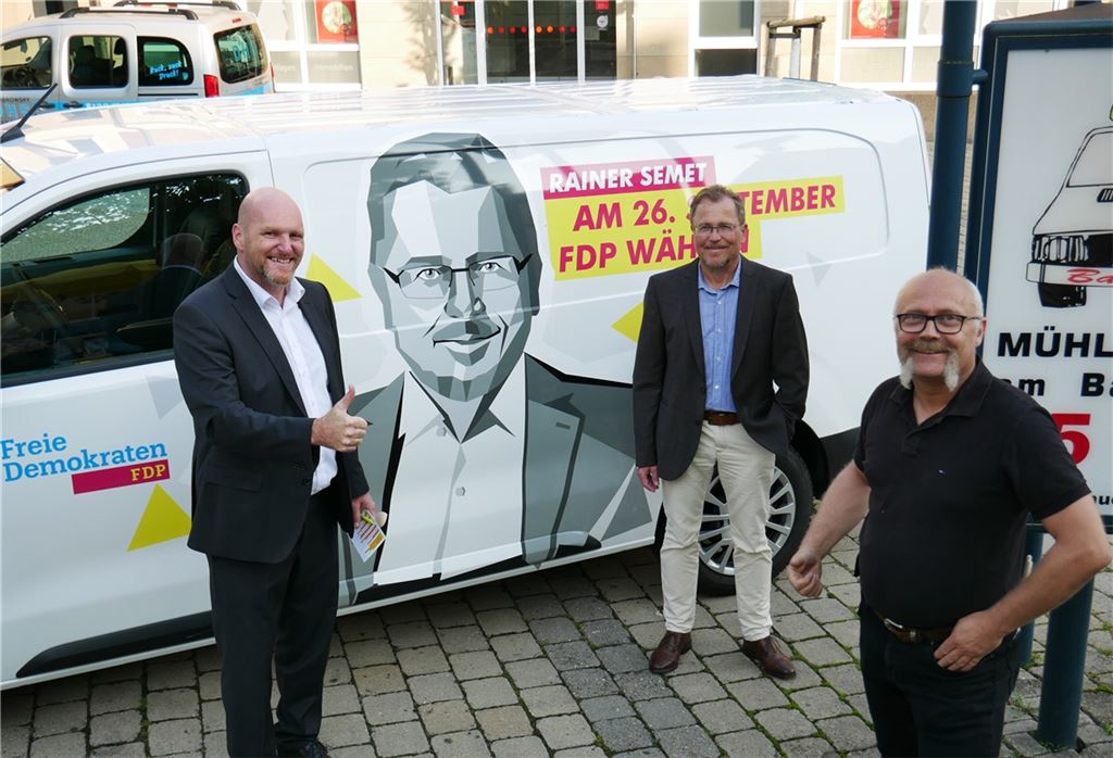 Wahlkampfbesuch: Auf Einladung des FDP-Ortsvorsitzenden Mischa Dambrowsky (re.) suchen der Abgeordnete Stephen Brauer (li.) und der Kandidat Rainer Semet in Mühlacker das Gespräch mit Bürgern und Geschäftsleuten. Foto: privat