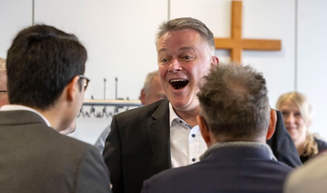 Wahlsieger Gordon Schnieder freut sich riesig mit seiner Fraktion.