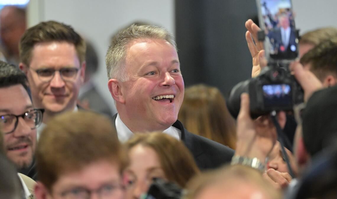 Wahlsieger Schnieder strahlt.