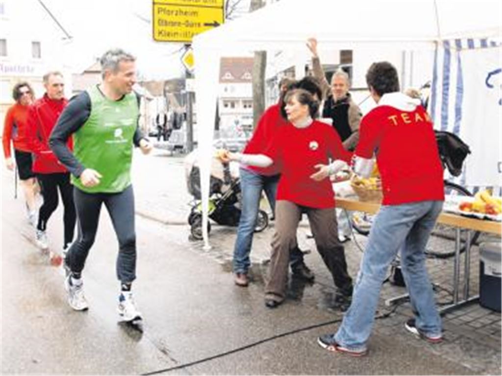 Wahre Fans lassen sich auch von ein paar Regentropfen nicht davon abhalten, einen einstündigen Fitness-Lauf durch Knittlingen zu absolvieren  zumal wenn Verpflegung greifbar nah ist.
Foto: Appich