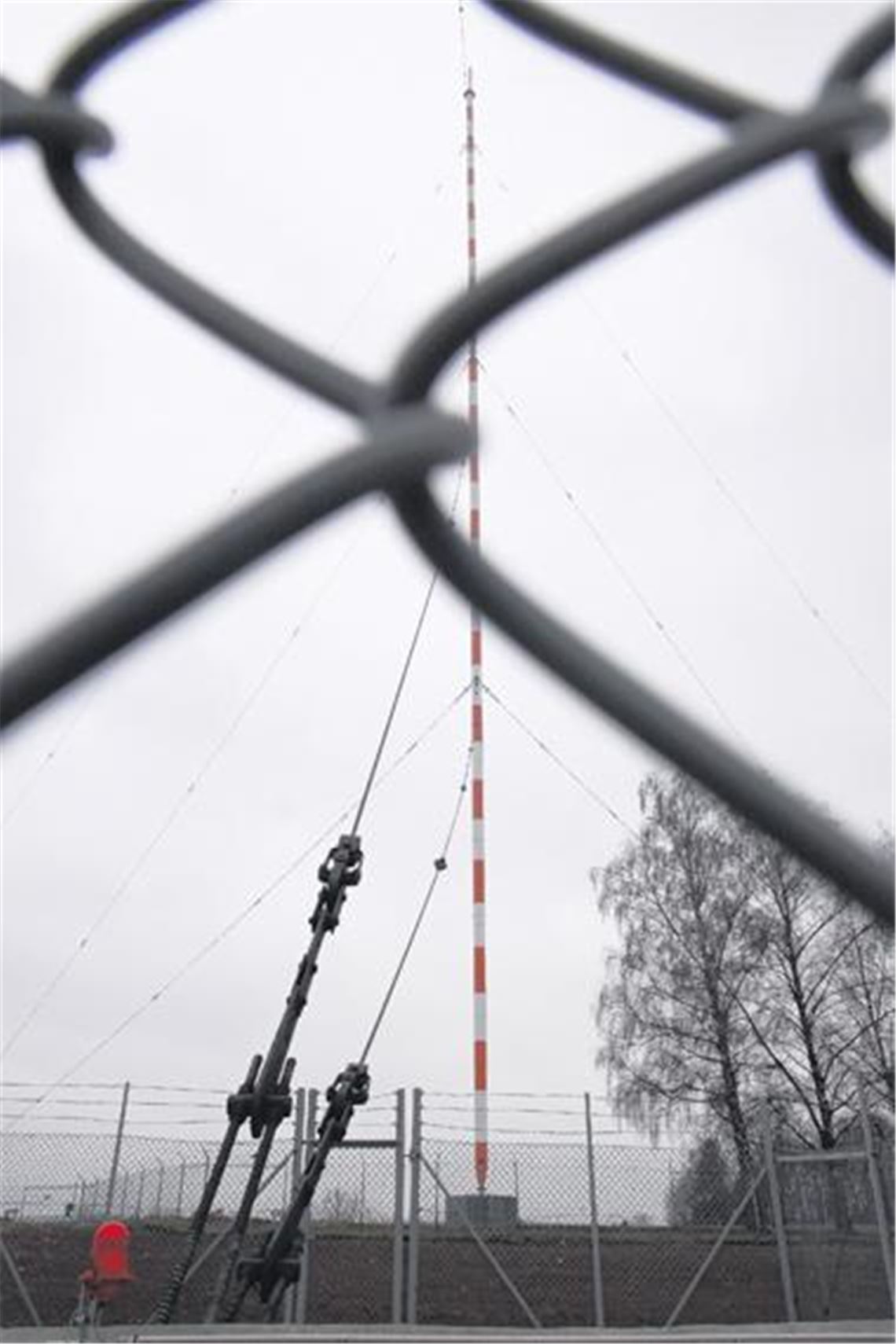 Wahrzeichen der Stadt Mühlacker: der große Sendemast. Im Vordergrund ist das Spannungsmessgerät von 1929 zusehen. Foto: Disselhoff