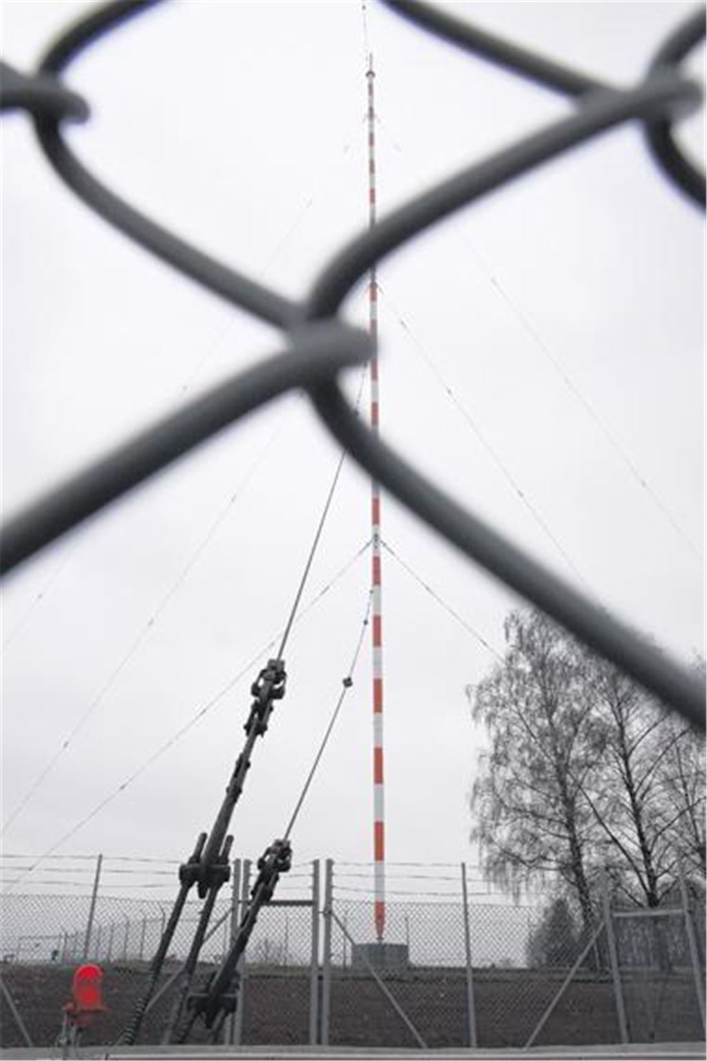 Wahrzeichen der Stadt Mühlacker: der große Sendemast. Im Vordergrund ist das Spannungsmessgerät von 1929 zusehen. Foto: Disselhoff