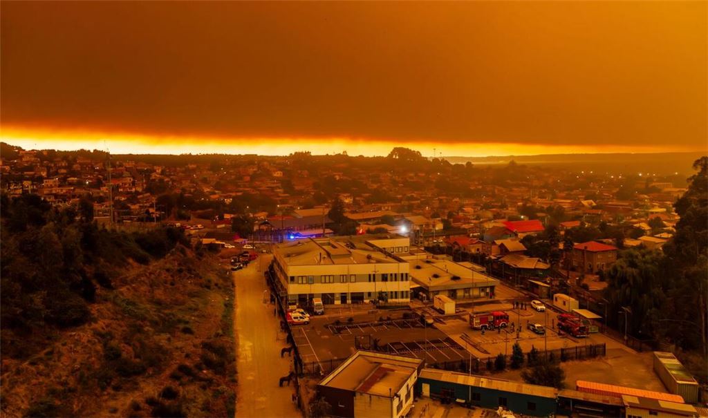 Waldbrände bei Sonnenaufgang in der Nähe von Lirquen in Chile.