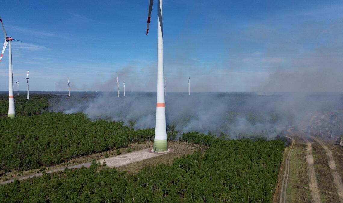 Waldbrand bei Jüterbog: Rauch über ehemaligem Truppenübungsplatz