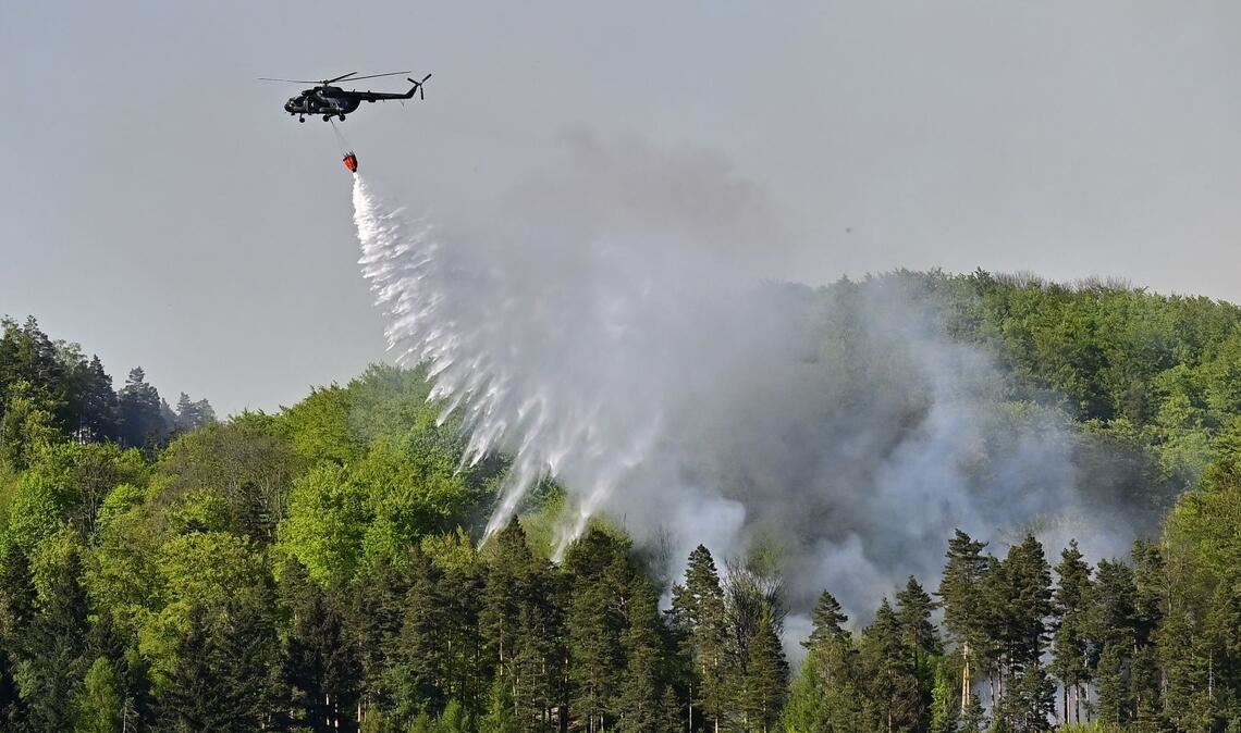 Waldbrand im Nationalpark Böhmische Schweiz: Löschhubschrauber sind im Einsatz