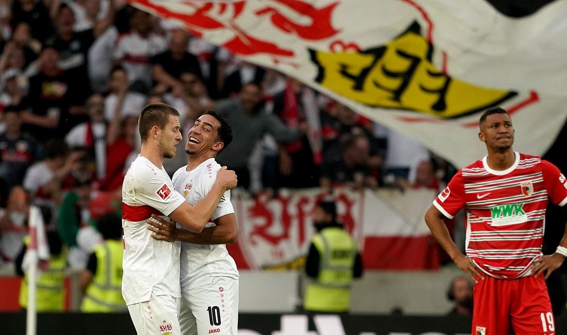 Waldemar Anton (l) schoss Stuttgart in der Nachspielzeit zum Sieg.