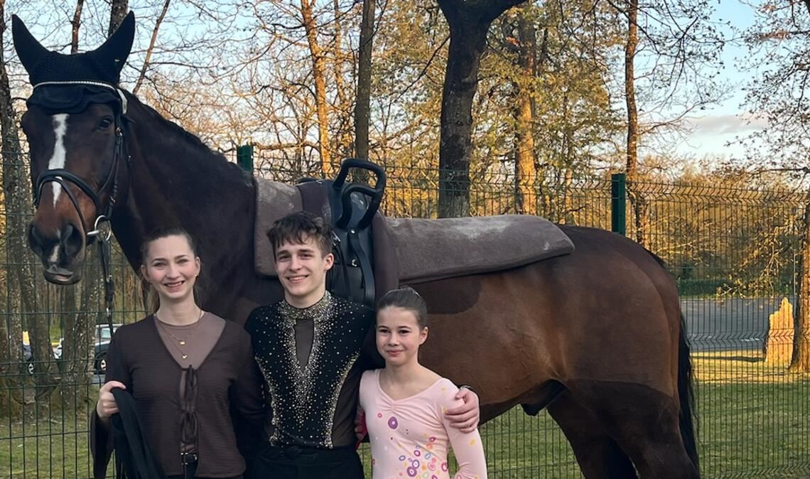 Wallach Däumling, Trainerin Denise Kiontke, Hans Lehner und Smilla Schmoll nach ihrem erfolgreichen Start (von links). Fotos: Lehner