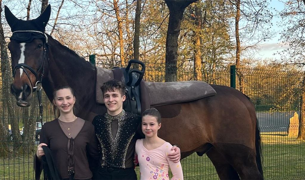 Wallach Däumling, Trainerin Denise Kiontke, Hans Lehner und Smilla Schmoll nach ihrem erfolgreichen Start (von links). Fotos: Lehner