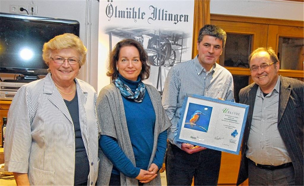 Walter Appenzeller (re.), Vorsitzender des BUND Nordschwarzwald, überreicht an Jürgen Krauth von der Illinger Ölmühle den Natourismuspreis. Mit ihm freuen sich seine Frau Cornelia Hofer-Krauth und seine Mutter Helga Krauth (li.). Foto: Goertz