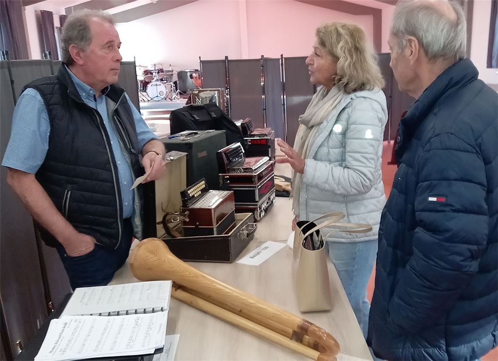 Walter Grois (li.) beantwortet Fragen rund um die „Ziach’n“, wie die Steirische Harmonika im Volksmund genannt wird. Foto: Teply