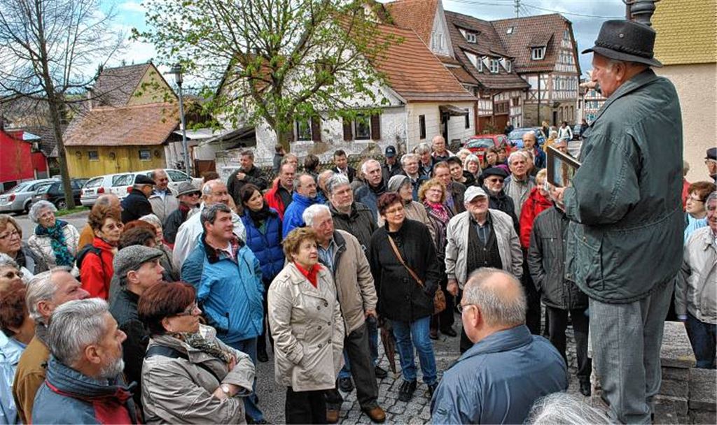 Walter Halbich (re.) führt knapp 100 historisch Interessierte durch den Ötisheimer Ortskern.