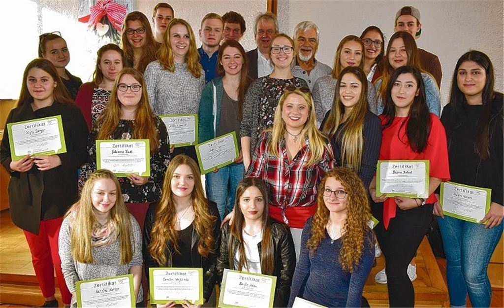 Jugendliche stehen Jugendlichen bei