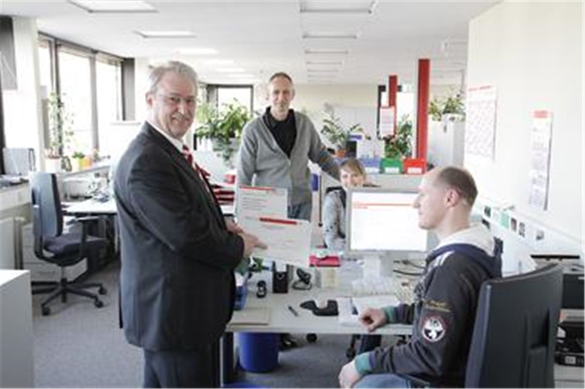 Walter Reiber (li.), Geschäftsführer der Agentur für Arbeit, freut sich über die positive Entwicklung. Seine Mitarbeiter vom Arbeitgeberservice, Peter Bindschädel (re.), Sabine Annan und Teamleiter Uwe Müller können sich über Arbeit nicht beklagen. Foto: Goertz