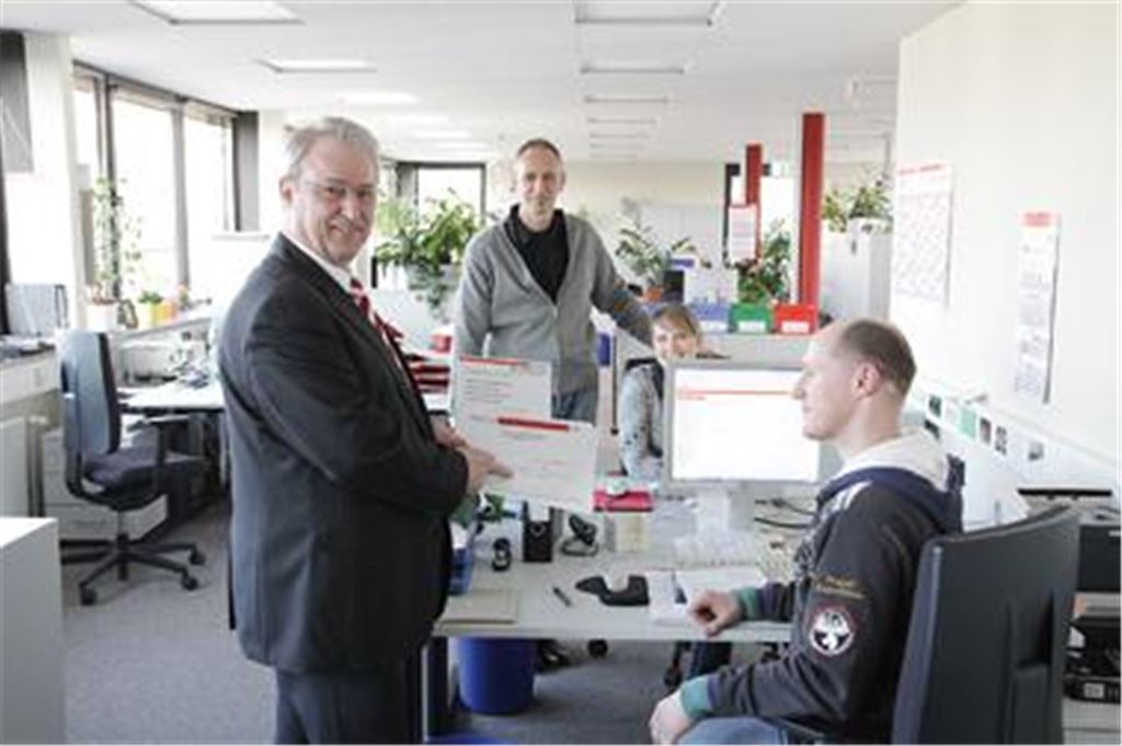 Walter Reiber (li.), Geschäftsführer der Agentur für Arbeit, freut sich über die positive Entwicklung. Seine Mitarbeiter vom Arbeitgeberservice, Peter Bindschädel (re.), Sabine Annan und Teamleiter Uwe Müller können sich über Arbeit nicht beklagen. Foto: Goertz