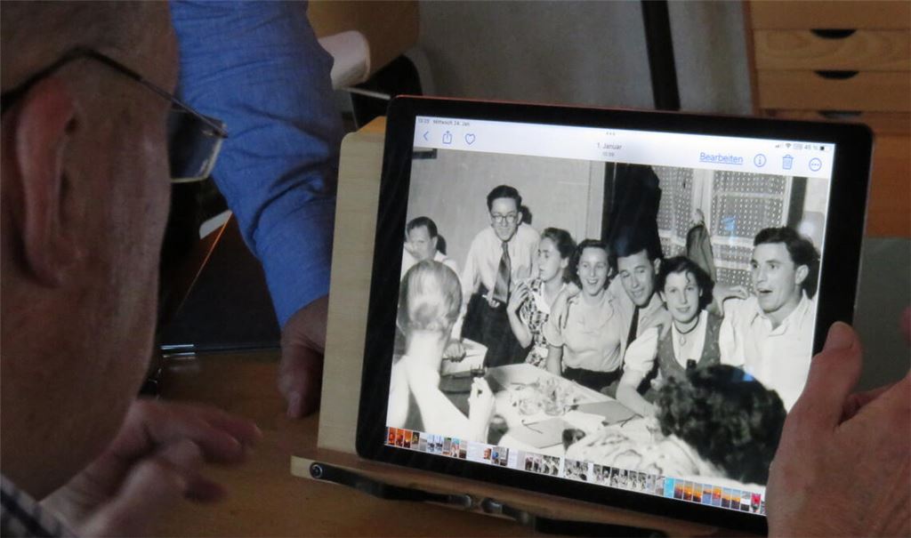 Walter Schuler (am Tablet) und Günter Bächle auf Spurensuche: Wer hat, wie auf eingescannten Fotos der Familie Geißler zu sehen ist, irgendwann in den 1950er Jahren so fröhlich im Saal des Gasthauses „Hirsch“ in Lienzingen gefeiert? In diesem Fall handelt es sich um eine Jubiläumsfeier der Mühlacker Firma Schuler, von der Walter Schuler im eigenen Album ebenfalls Bilder besitzt. Darauf ist beispielsweise (Foto rechts unten, stehend in der Mitte) der damalige Mühlacker Bürgermeister Erich Fuchslocher zu sehen, der mitfeierte. Fotos: Becker