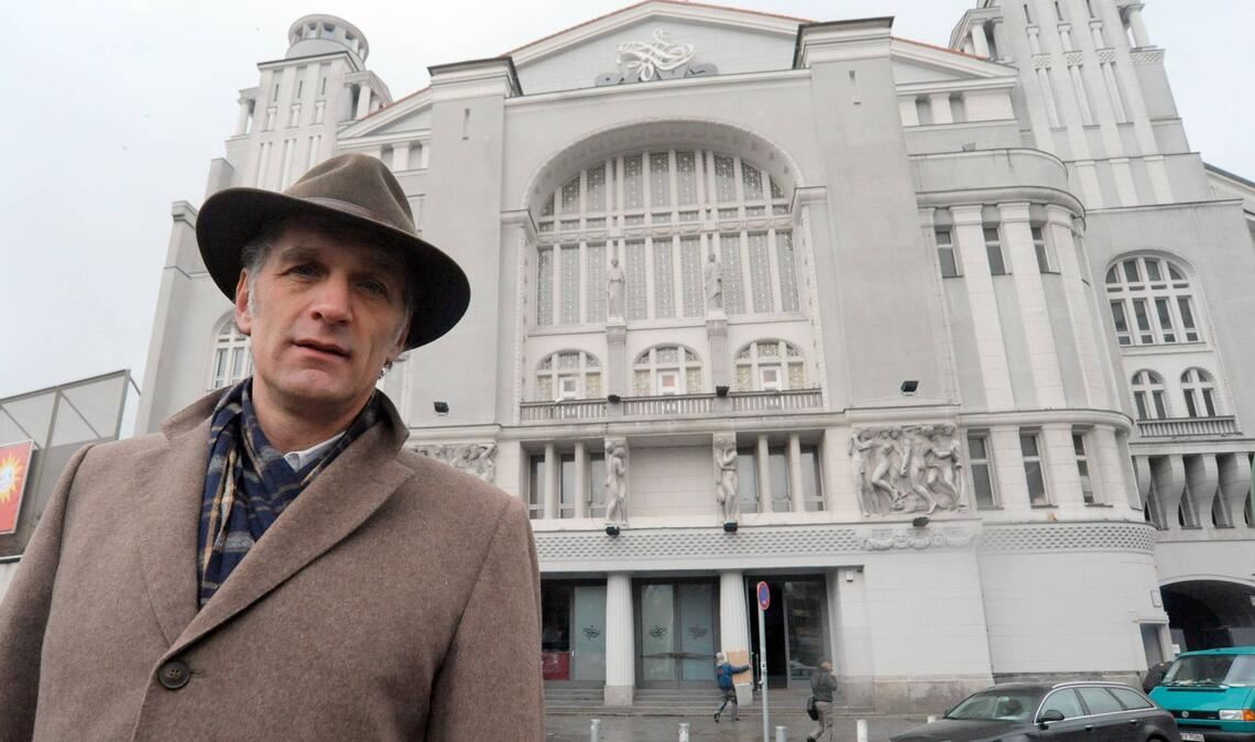 Walter Sittler suchte 2010 in Berlin nach Spuren von Erich Kästner. Aus dem Metropoltheater schrieb Kästner oft Theaterkritiken.