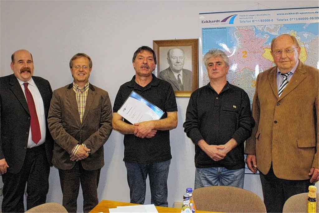 Walter Stark (3. v. li.) wird von Geschäftsführer Siegfried Walter jun. (links außen) und Ötisheims Bürgermeister Werner Henle (2. v. li.) geehrt. Zu den Gratulanten gehörten auch Klaus Zisler (2. v. re.) als Vertreter des Betriebsrats sowie Seniorchef Siegfried Walter (rechts außen). 