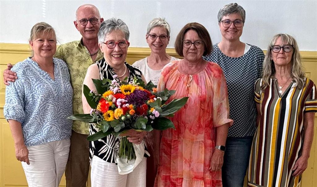 Waltraud Piechatzek (3.v.li.) mit dem neuen Vorstand (v.li.): Nicole Schaub, Volker Riedl, Charlotte Wiener, Silke Stammler, Verena Göbl, Ina Piechatzek. Foto: privat