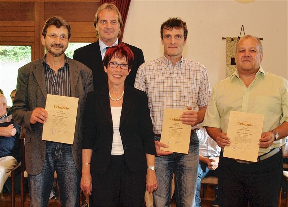 Waltraud Piechatzek und Heinz-Peter Hopp[[br]](2. v. li.) verabschieden Armin Dangel, Olaf Kiefer und Alfred Barth (v. re.) . Foto: Appich