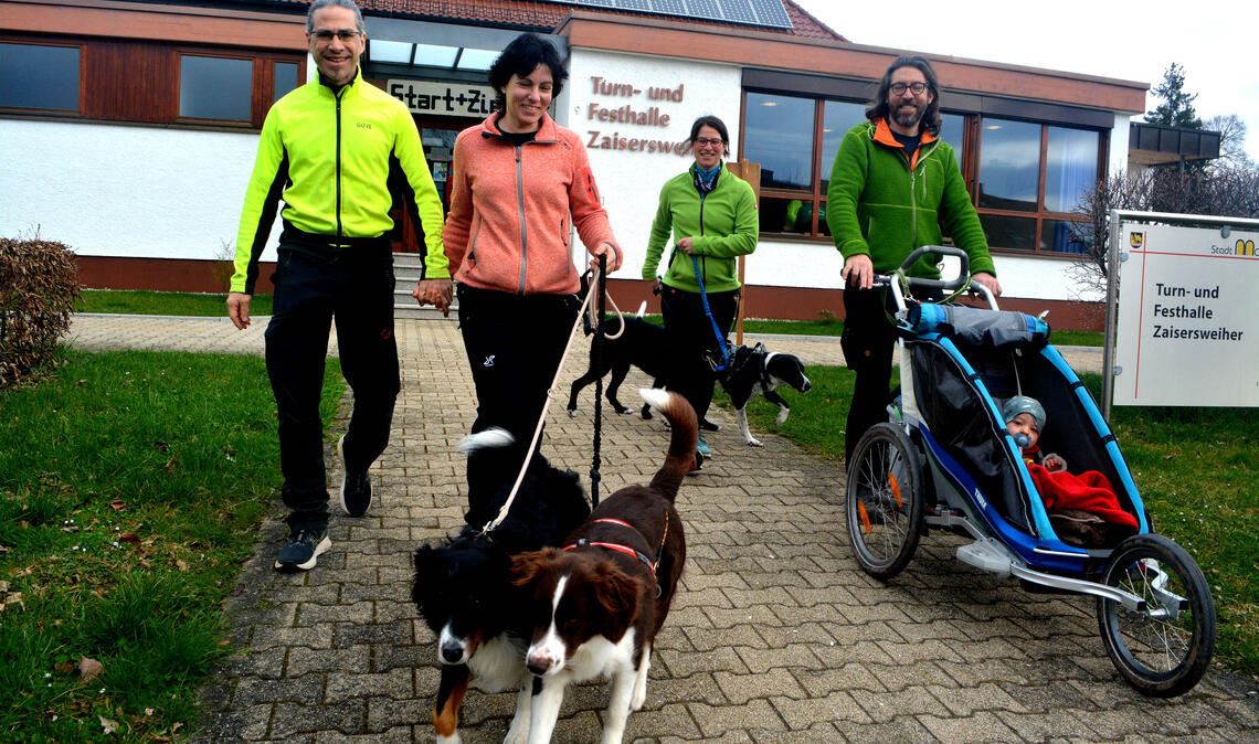 Wanderer aus allen Generationen zieht es vom Startpunkt Turn- und Festhalle aus auf die Strecken. Rechts im Kinderwagen der vermutlich jüngste Teilnehmer. Foto: Stahlfeld