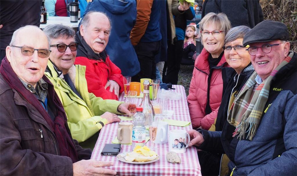 Wanderfreunde aus Dürrmenz und Ötisheim genießen beim MGV in geselliger Runde das schöne Wetter und den Glühwein aus dem Kupferkessel. Fotos: Müller